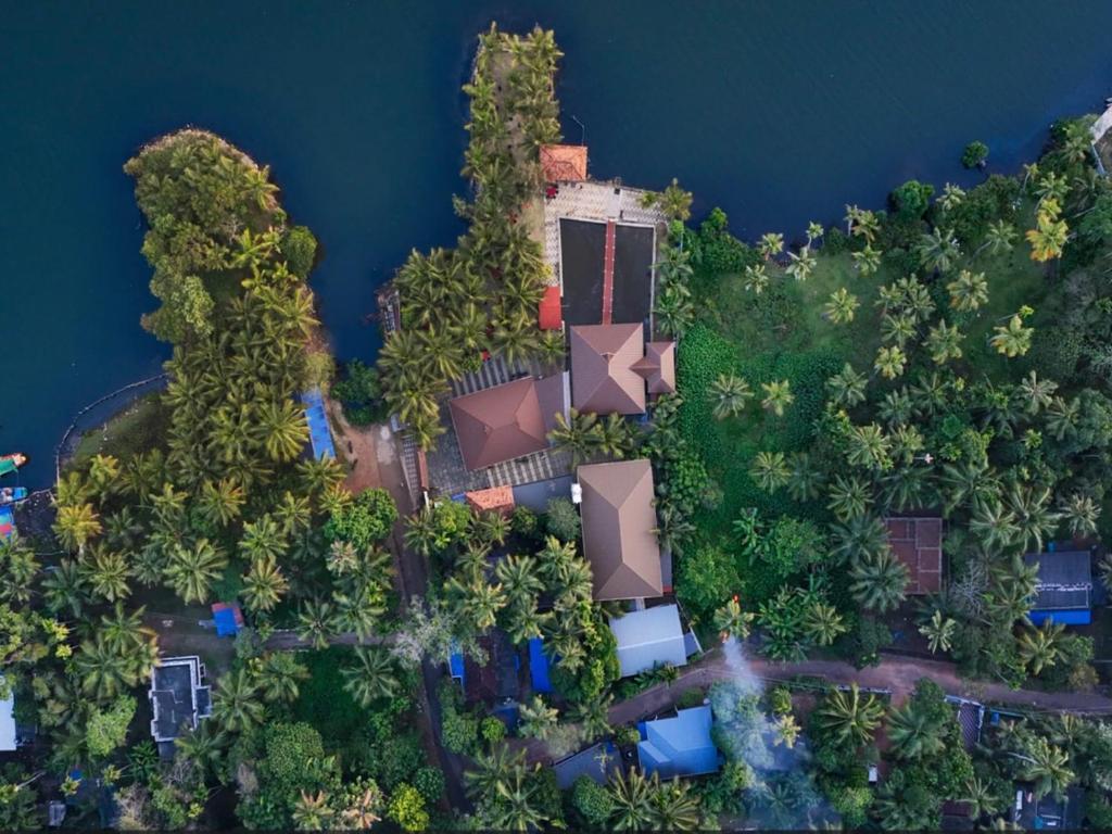 una vista aérea de un complejo con árboles y agua en Aamees paradise, en Kolitottattuturu