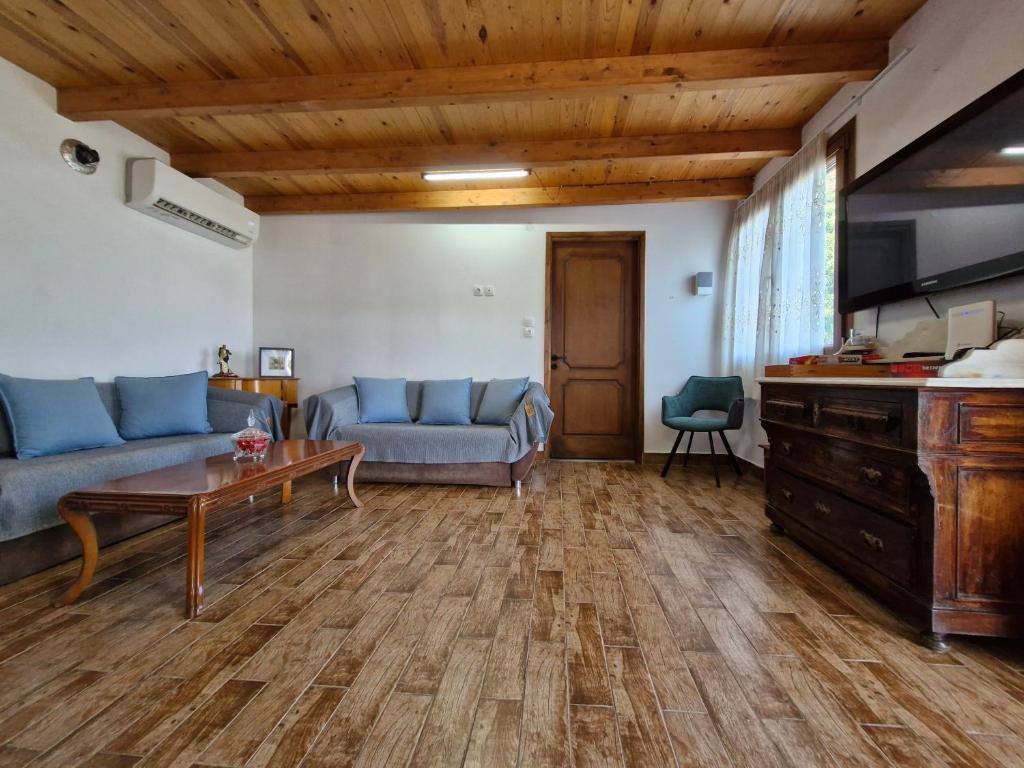 ein Wohnzimmer mit einem Sofa und einem Tisch in der Unterkunft Margarita's House in Tsagkarada
