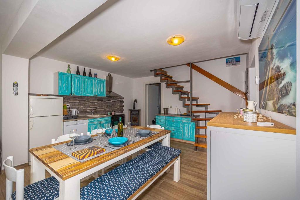 Kuchyňa alebo kuchynka v ubytovaní Holiday home in Klenovica 43094