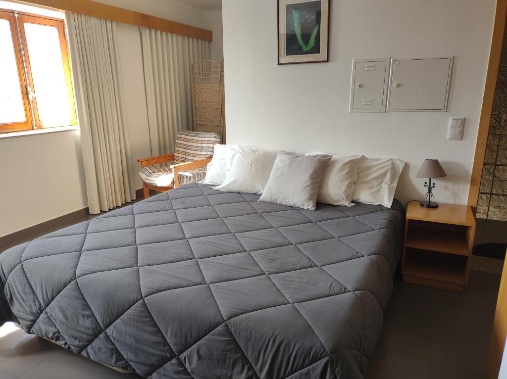 ヴィアナ・ド・カステロにあるValentim Houseのベッドルーム1室(大型ベッド1台、グレーの毛布付)