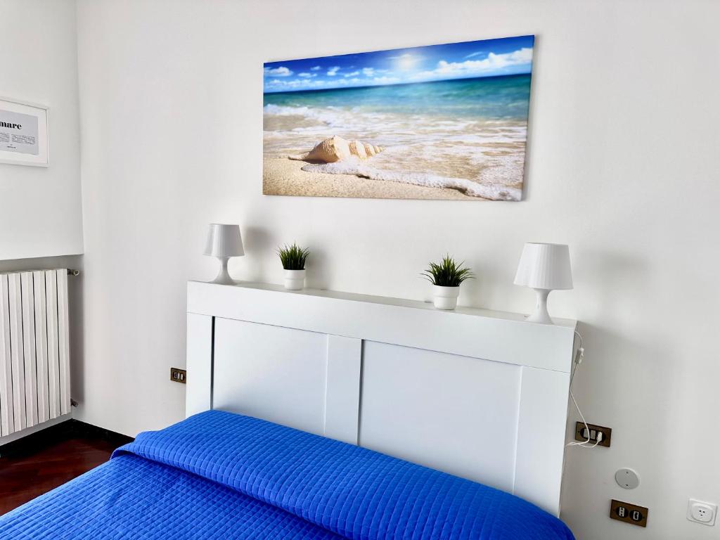 a bedroom with a bed and the ocean at CASA ELENA- Casa Vacanze nel centro di Sottomarina in Chioggia