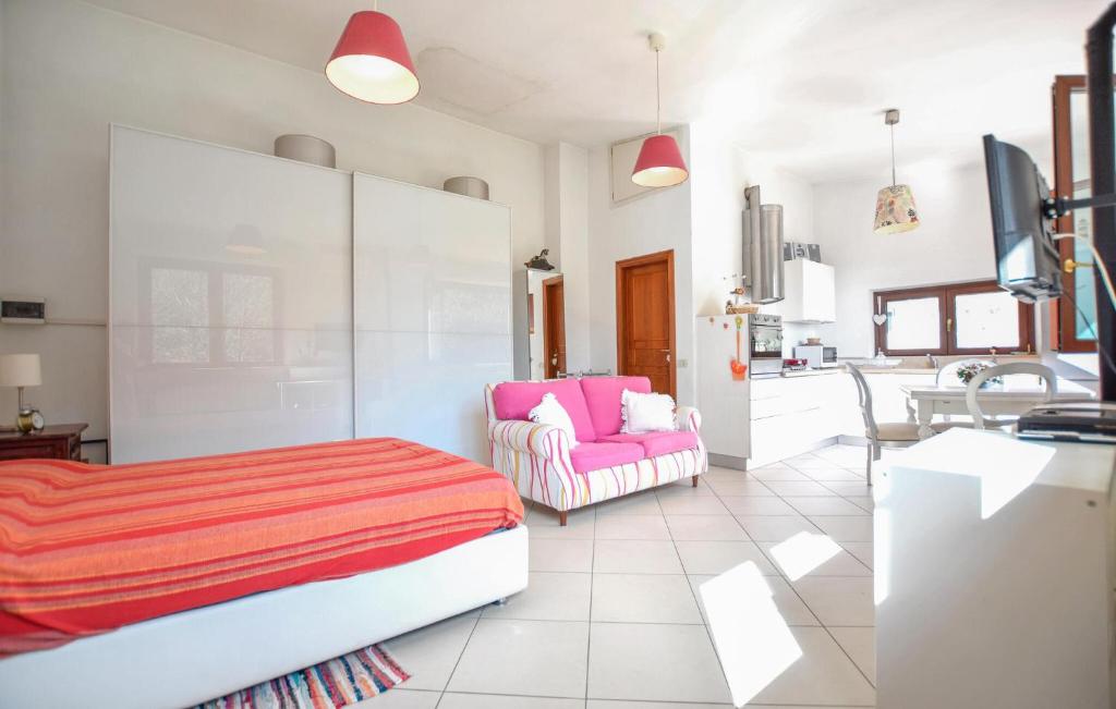 Postel nebo postele na pokoji v ubytování Beautiful Apartment In Camaiore