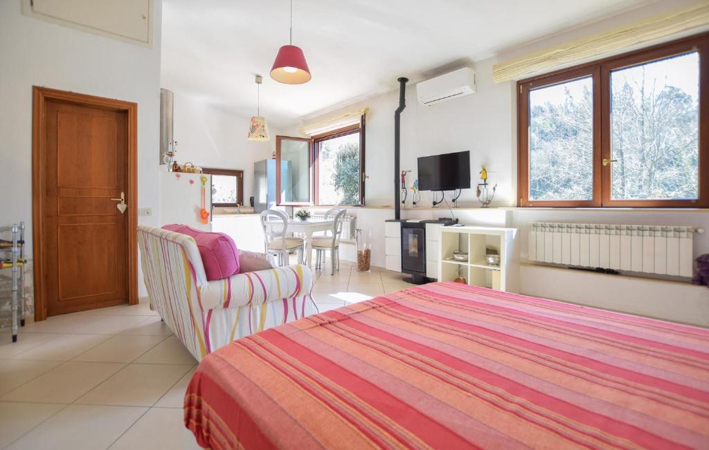 TV a/nebo společenská místnost v ubytování Beautiful Apartment In Camaiore