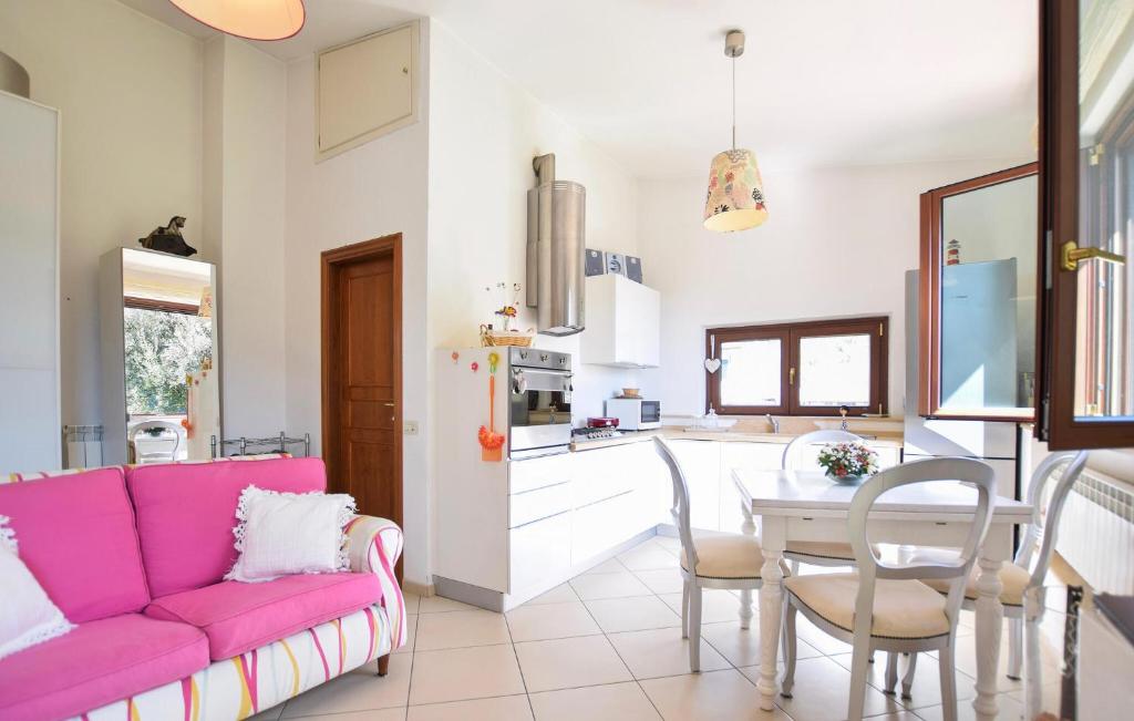Kuchyň nebo kuchyňský kout v ubytování Beautiful Apartment In Camaiore