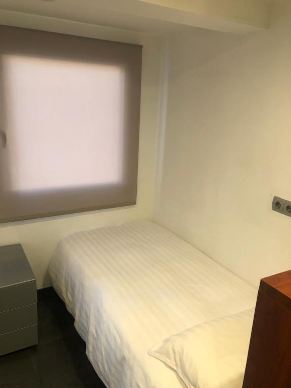 Posteľ alebo postele v izbe v ubytovaní Apartamento Torre Yago primera linea playa Benidorm con Wi-Fi & AC