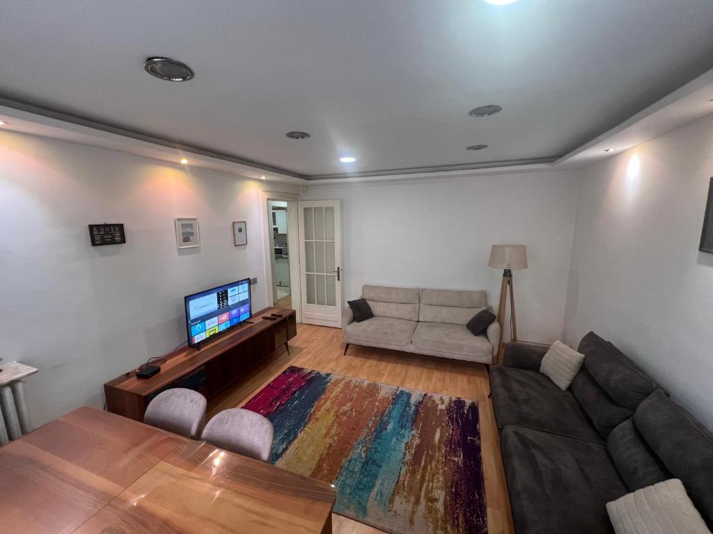 A television and/or entertainment centre at Cityline1