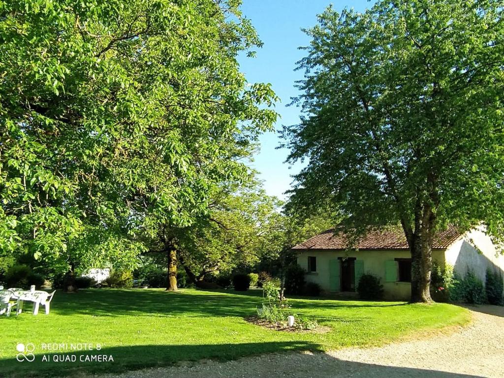 Een tuin van Propriete de 4 chambres a Angoisse a 800 m de la plage avec terrasse et wifi