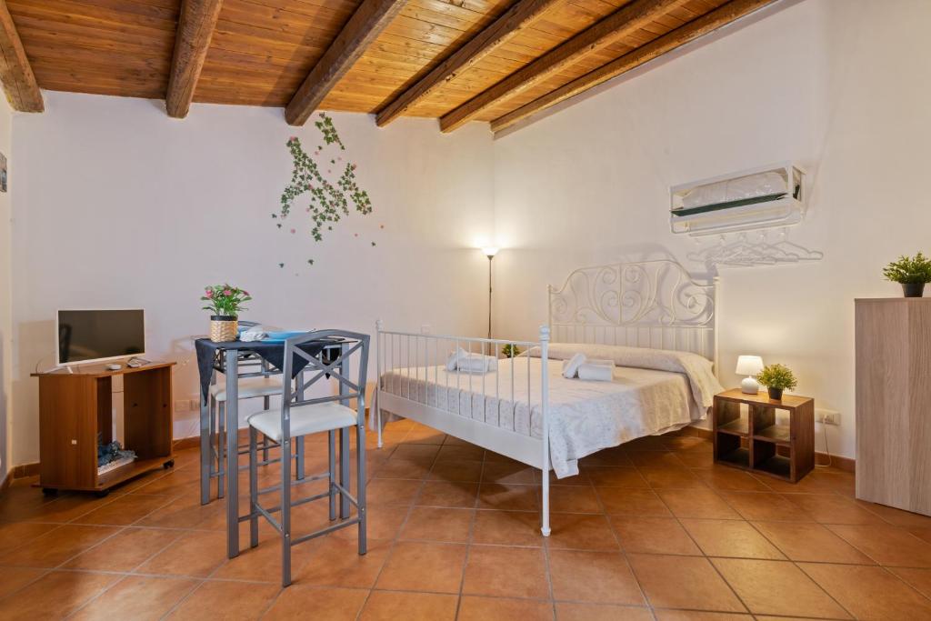 um quarto com uma cama, uma mesa e uma televisão em Politeama's corner- Affitti Brevi Italia em Palermo