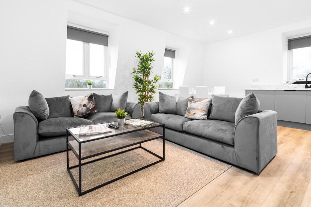 Stylish 2 Bedroom Apartment Gated Parking & Balcony Top Rated 8MC