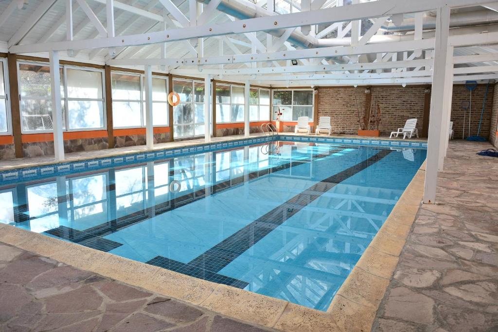 a large swimming pool in a building at Cabañas la Villa del Montañes in Villa La Angostura