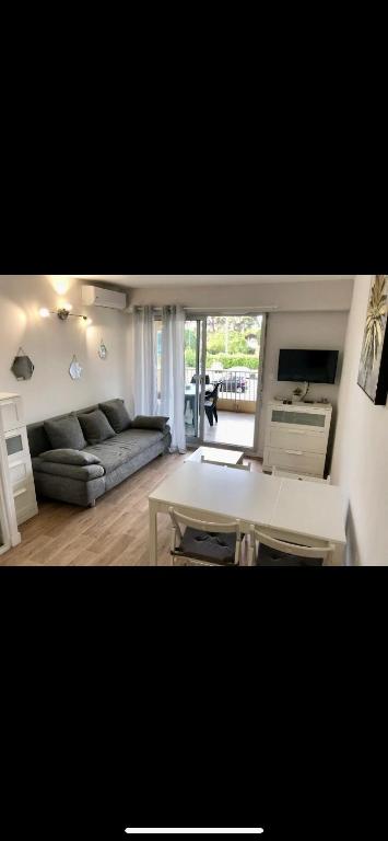 un salon avec un canapé et une table dans l'établissement Studio Port d'Hyères, à Hyères