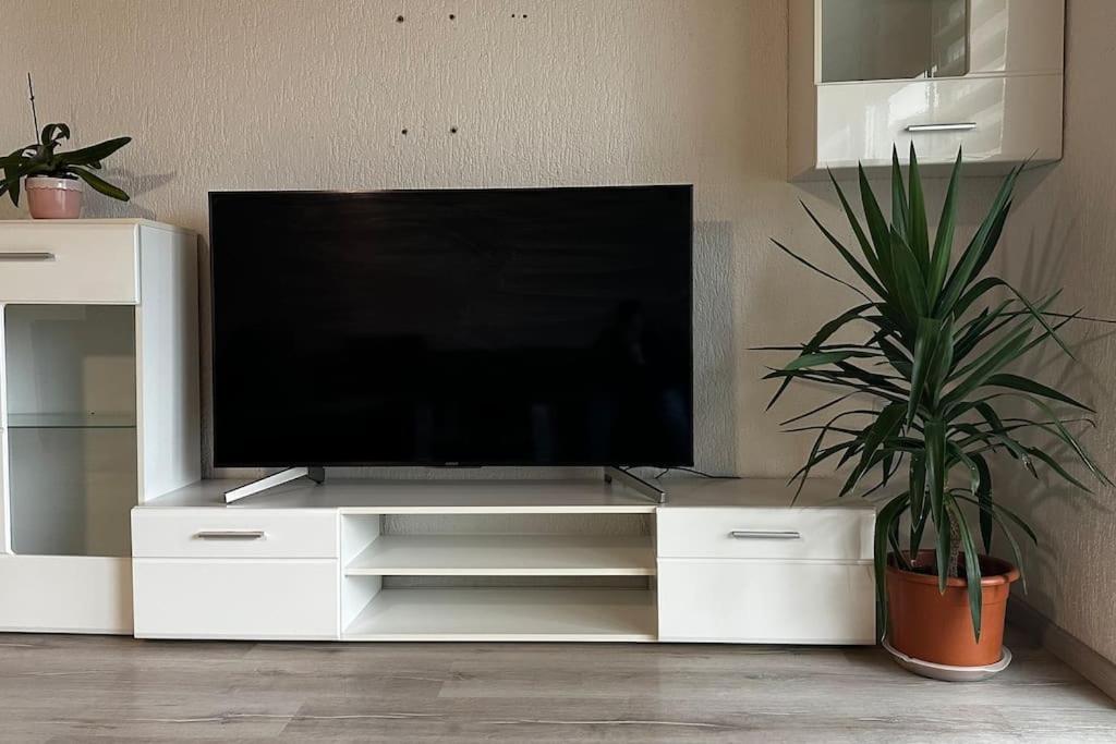 ein weißes Entertainment-Center mit einem Flachbild-TV in der Unterkunft 2 Zimmer Wohnung mit Garten und Terrasse in Bad Hersfeld