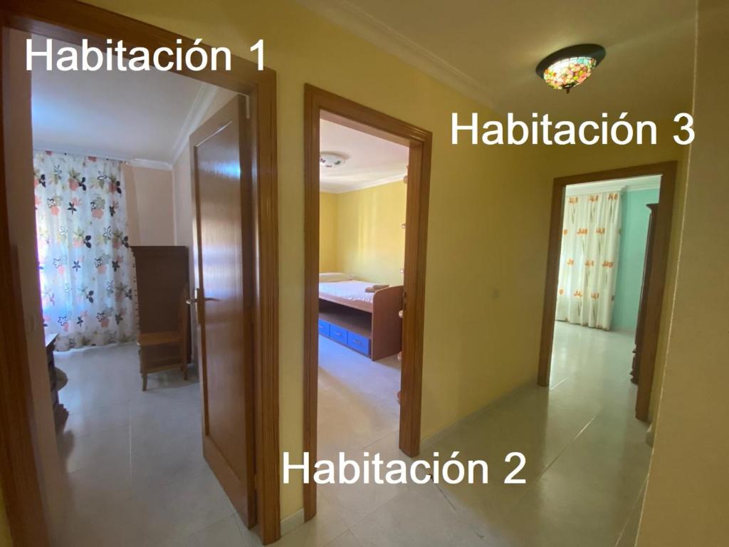 um quarto com duas portas e um quarto com um quarto em Beis House em Las Palmas de Gran Canaria