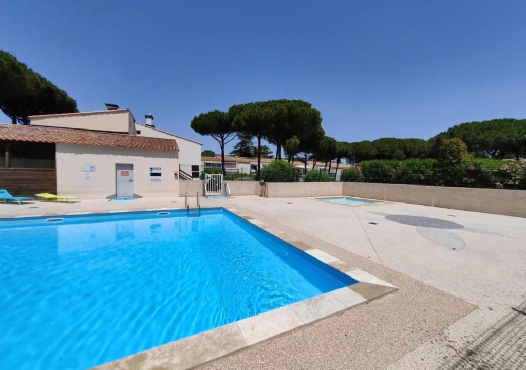 une piscine devant une maison dans l'établissement Appartement Cap d'Agde 2 Pièces et Mezzanine, au Cap d'Agde