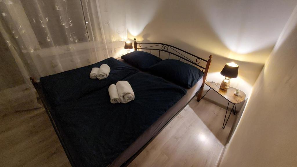 Apartmán Šurany في Šurany: سرير صغير عليه وسادتين بيضاء