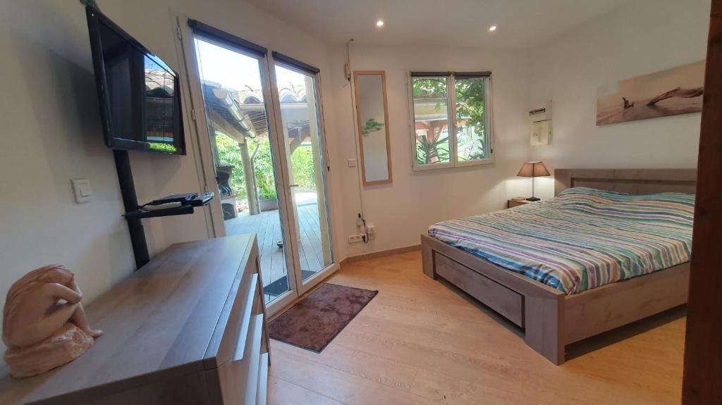 une chambre avec un lit et une télévision à écran plat dans l'établissement A VIGNA VECCHIA chambre d'hôtes, à Porto-Vecchio