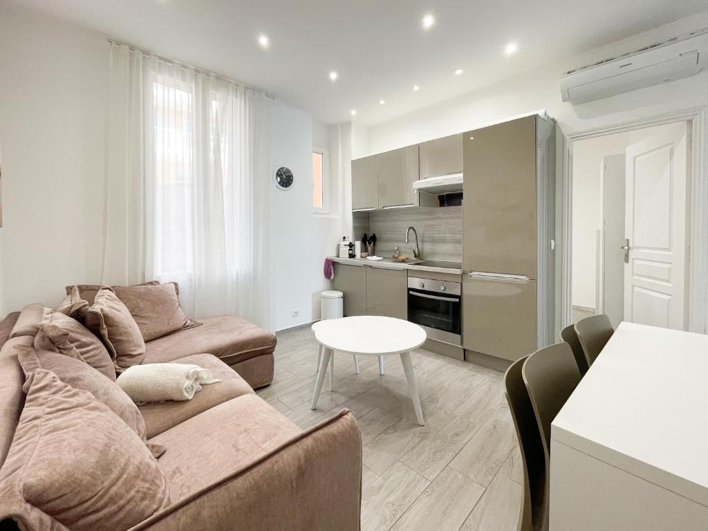 een woonkamer met een bank en een tafel bij Le provence in Beausoleil