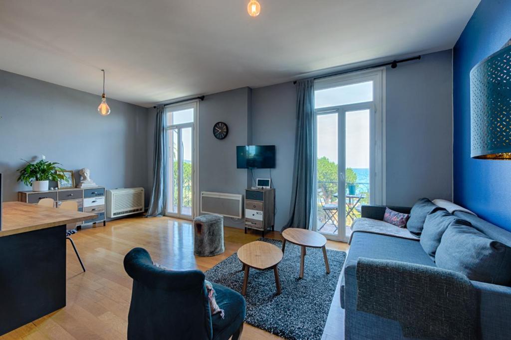 un salon avec un canapé et une table dans l'établissement HappyFew Promenade Carras, à Nice