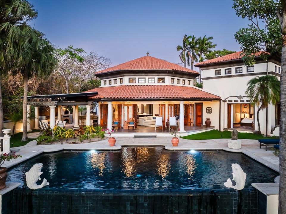 ein Haus mit einem Pool vor einem Haus in der Unterkunft Casa Libelula in Tamarindo