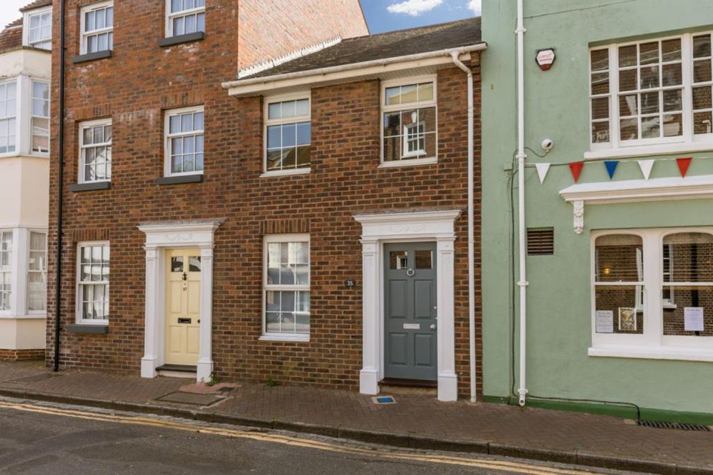 een bakstenen gebouw met twee deuren in een straat bij Edward Cottage in Poole
