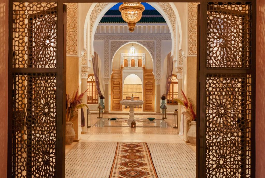 una entrada a una mezquita con una puerta abierta en Palais Alcazar, en Marrakech