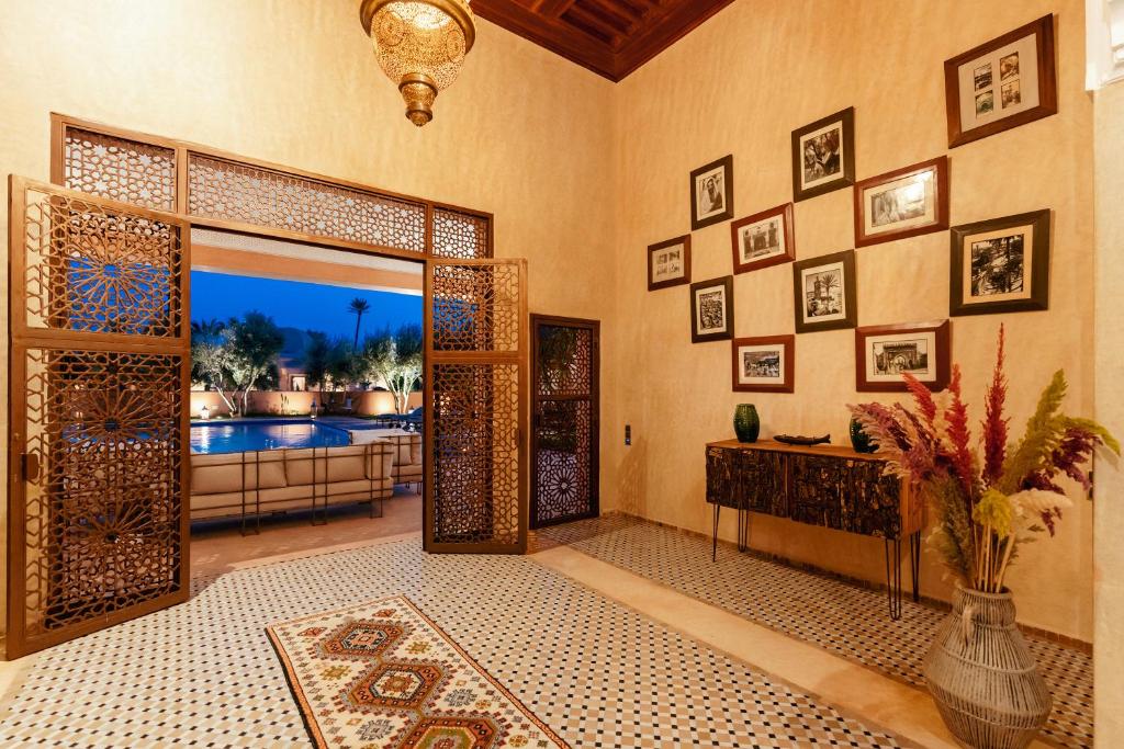 Bazén v ubytování Palais Alcazar nebo v jeho okolí