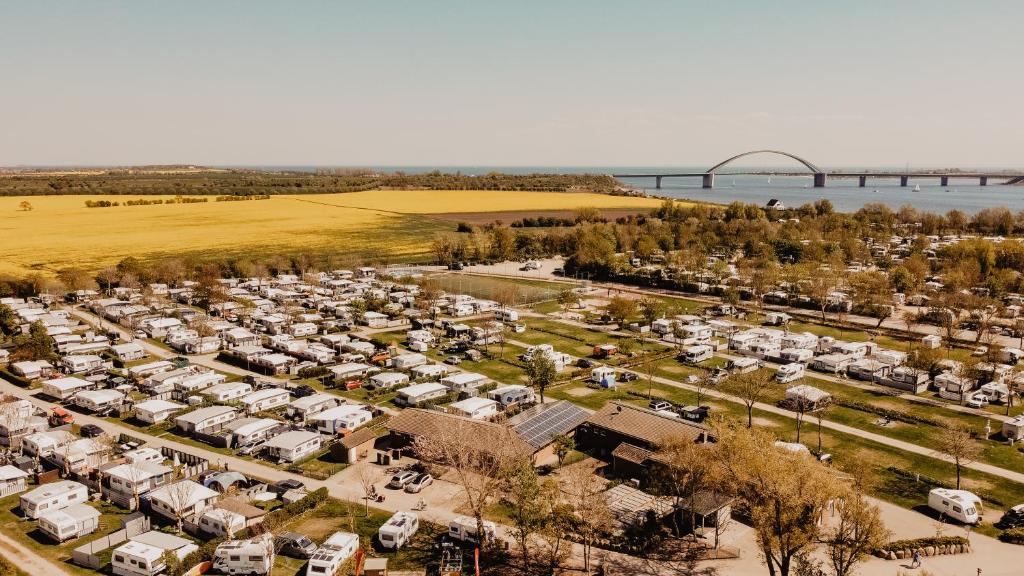 una vista aerea di un parcheggio con ponte di Camping Strukkamphuk a Strukkamp auf Fehmarn