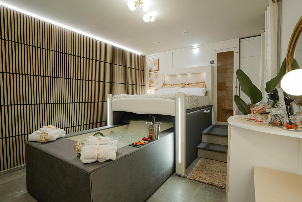 um quarto com uma cama e uma banheira com toalhas em Cascina Ridolfi - Il Nido d'Amore em Spello