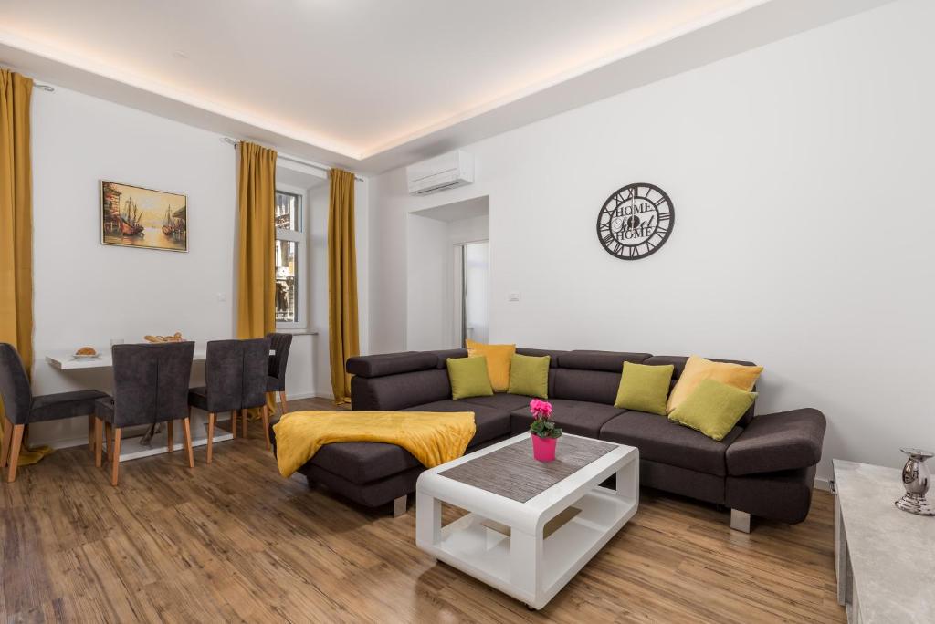 ein Wohnzimmer mit Sofa und Tisch in der Unterkunft Mary apartment #2 in Rijeka