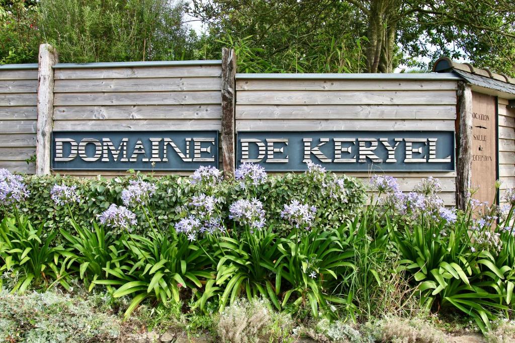 un panneau indiquant un jardin avec des fleurs violettes dans l'établissement Domaine De Kéryel, à Plougonvelin
