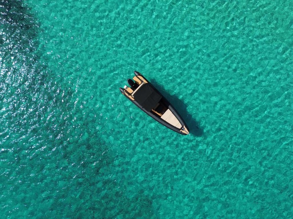 Una barca in mezzo all'acqua di CycladesCharters: Discover Hidden Gems in Paros! a Kampos Paros