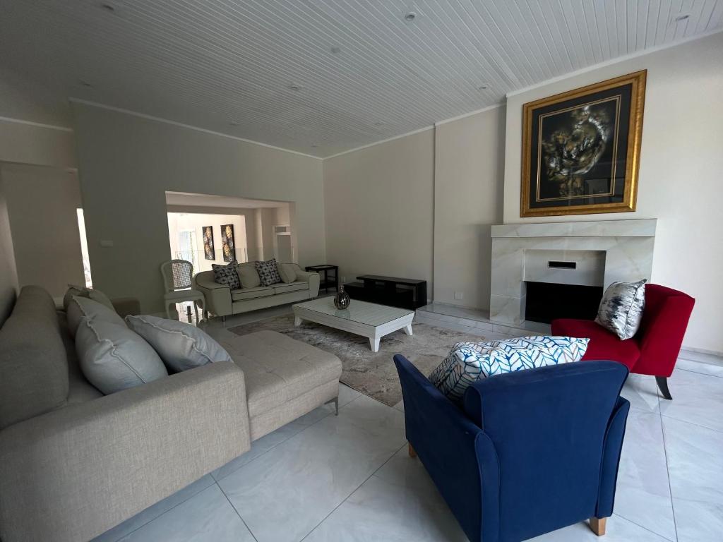sala de estar con sofá y chimenea en Elegant Guest House Sandton, en Johannesburgo