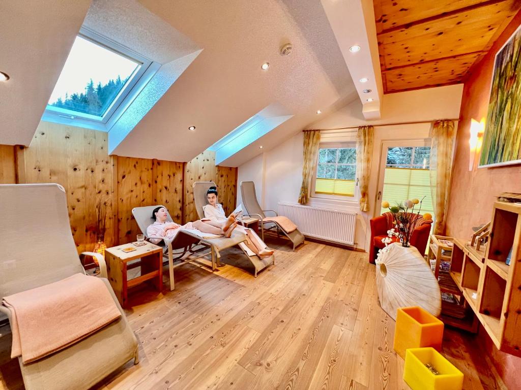 Posezení v ubytování Hotel Garni Grünmoos