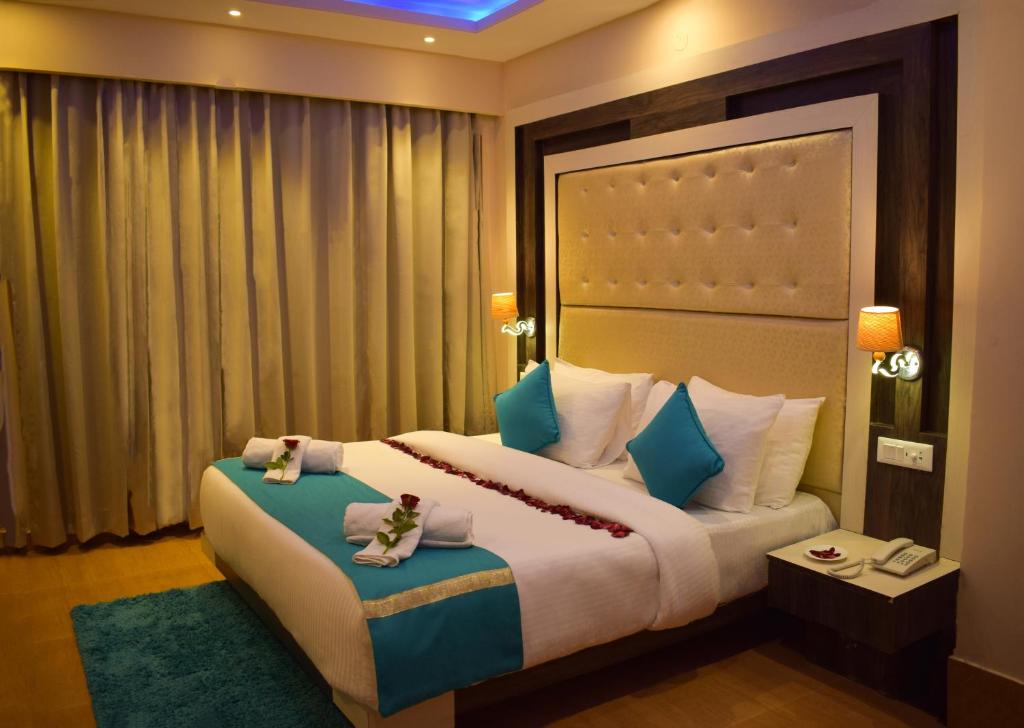 シムラーにあるAachman Nature Valley Resort Shimlaのホテルルーム ベッド1台(人形2人形付)