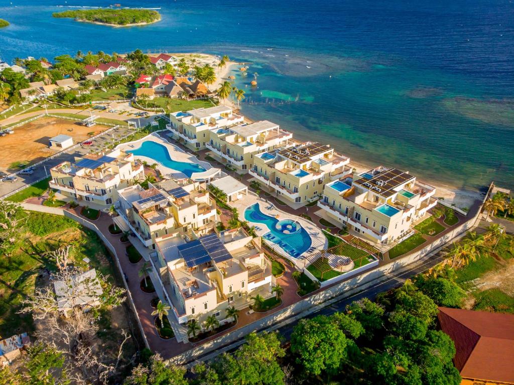 an aerial view of a resort next to the ocean at Condominio frente al mar Roatán in Roatán