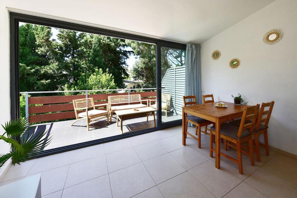 ein Esszimmer mit einem Tisch und Stühlen auf dem Balkon in der Unterkunft One bedroom appartement with terrace and wifi at Cadaques in Cadaqués