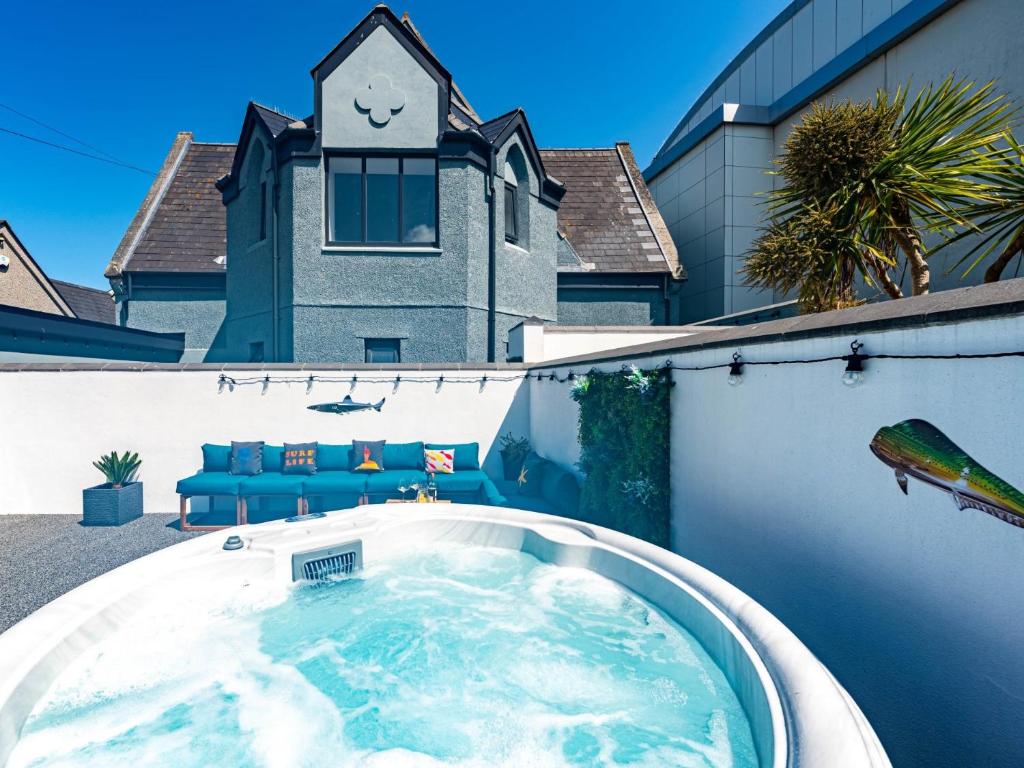 un jacuzzi en el patio trasero de una casa en 3 Bed in Newquay 90070, en Newquay