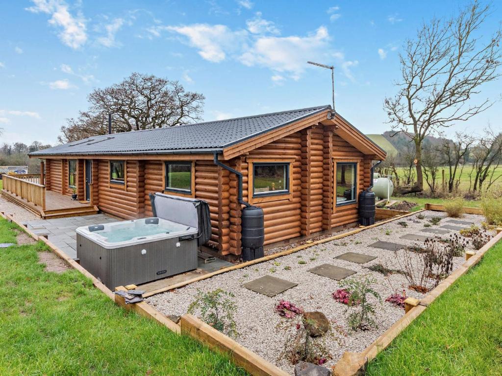 Cabaña de madera con bañera de hidromasaje en un patio en 3 Bed in Brinsley 93794 