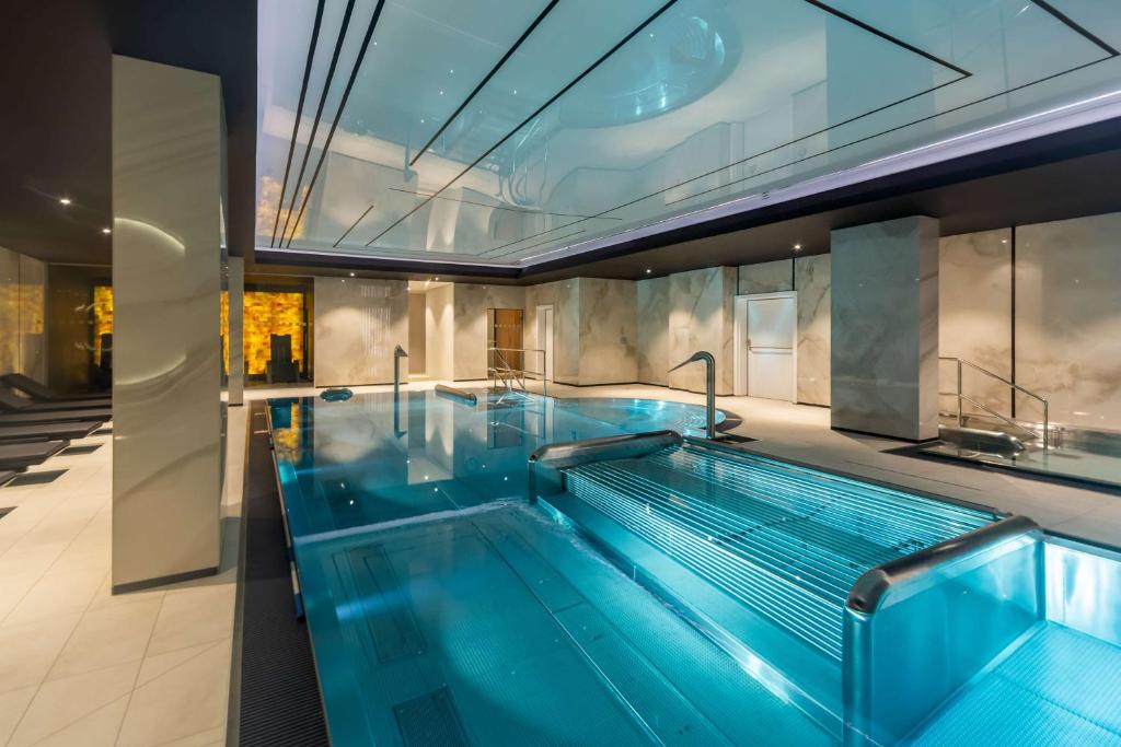Bazén v ubytovaní Radisson Hotel & Suites, Gdansk, Wyspa Spichrzów alebo v jeho blízkosti