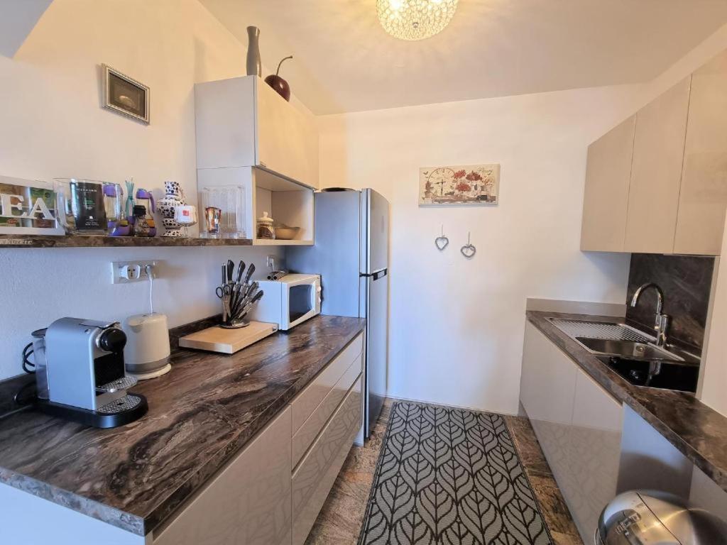 Kuchyň nebo kuchyňský kout v ubytování Apartments Ragusa