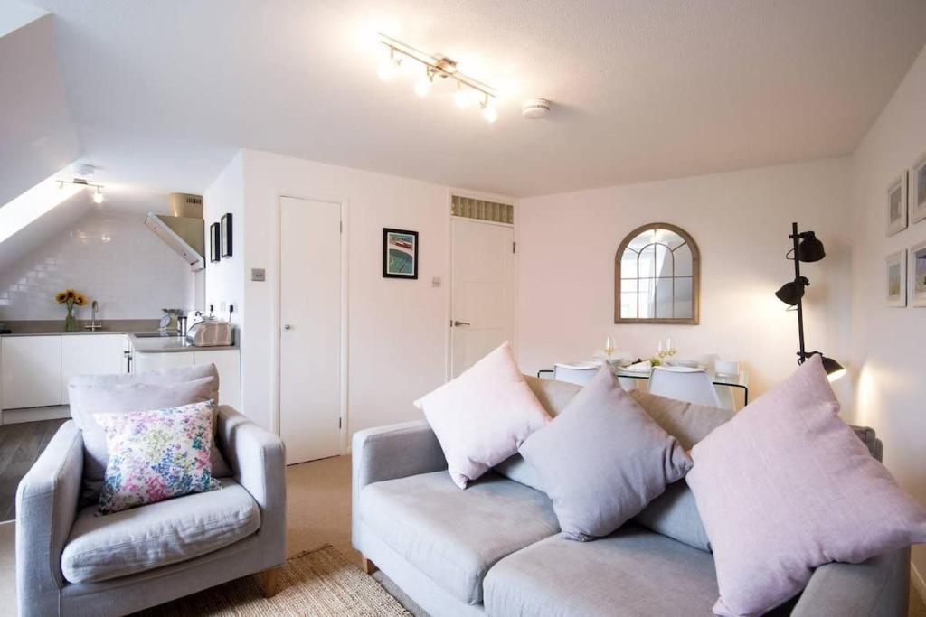 - un salon avec un canapé et deux chaises dans l'établissement Modern Apartment in the Heart of Oxford with Secure Underground Parking, à Oxford