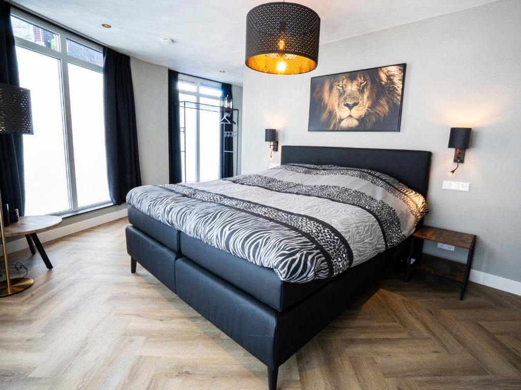 um quarto com uma cama num quarto com janelas em Parade Elluf em Venlo