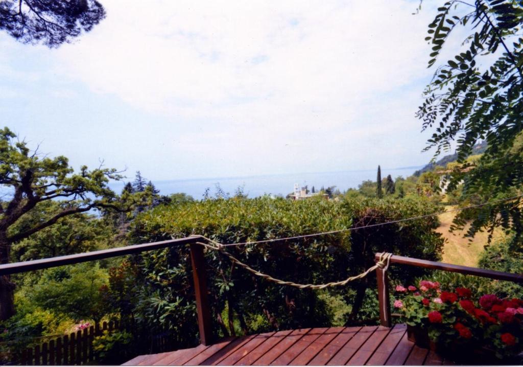 - une vue depuis la terrasse d'une maison fleurie dans l'établissement Residance Park, à Grignano