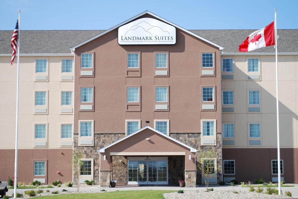 una imagen de un hotel de suites embajada en Landmark Suites - Williston, en Williston