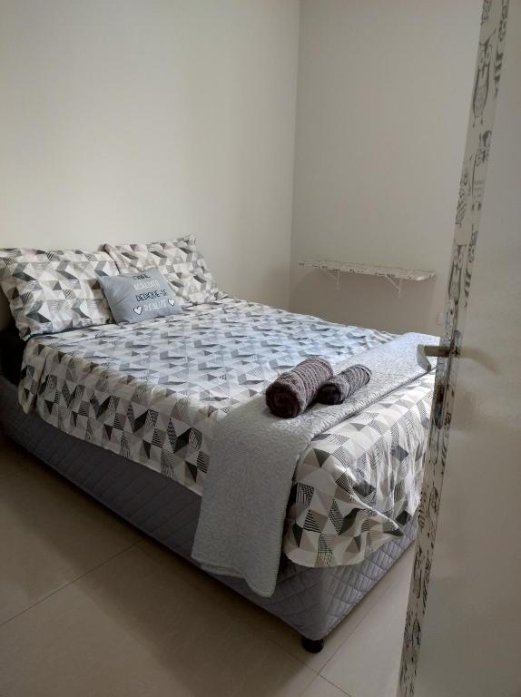 Krevet ili kreveti u jedinici u okviru objekta Quarto em apartamento em Cuiabá