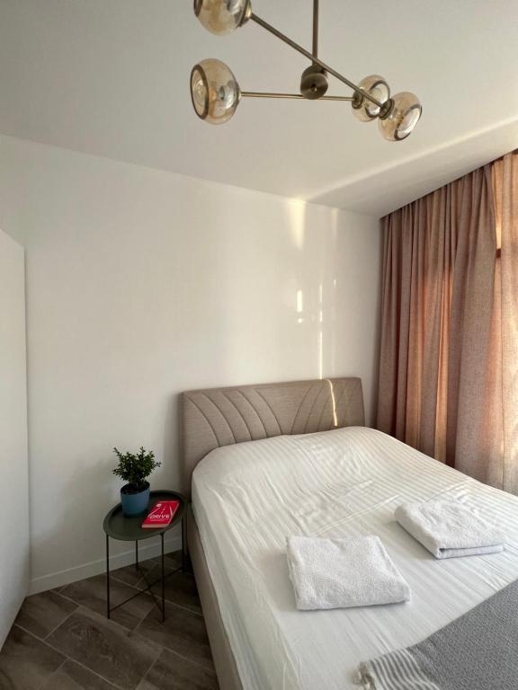 1 dormitorio con 1 cama con 2 almohadas en Relax by the sea, en Batumi
