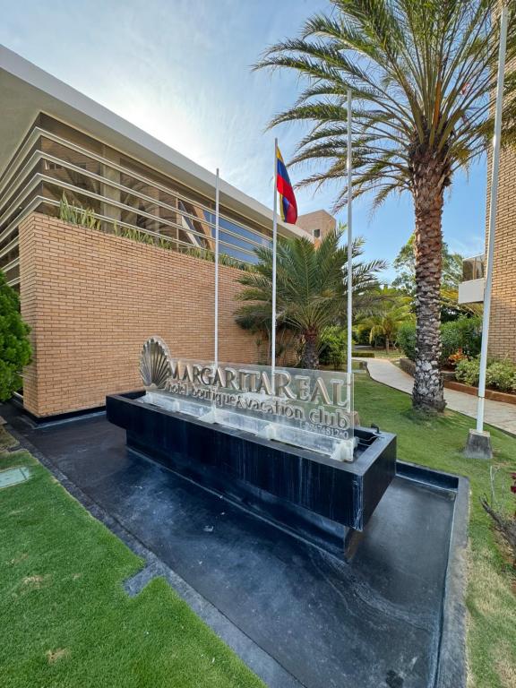 波拉馬的住宿－PH1401 Hotel Margarita Real，悬挂国旗的建筑物前的长凳