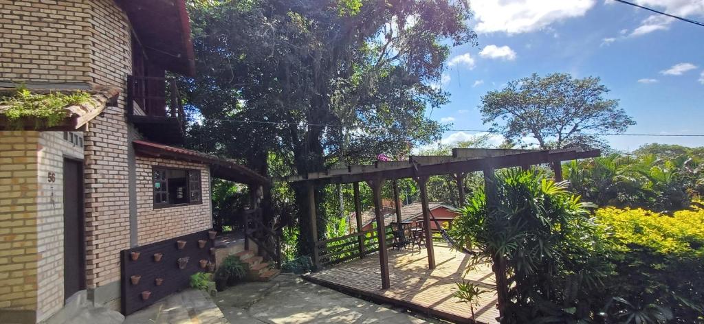 una pérgola de madera en el lateral de una casa en Casa próxima à lagoa, en Florianópolis