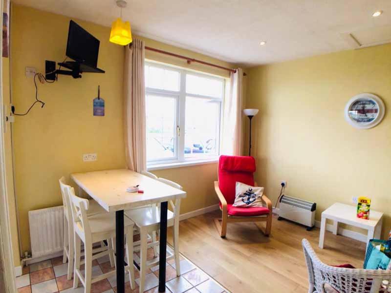 TV a/nebo společenská místnost v ubytování 6 Rossnowlagh Creek Chalets