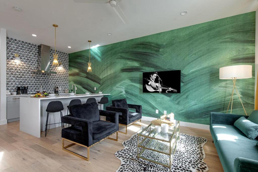 een woonkamer met een groen schilderij aan de muur bij Eternal Emerald - 2 Homes - Minutes to Broadway in Nashville